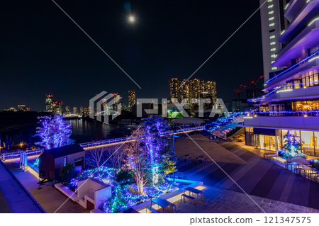 The night view of Toyosu and Kachidoki from Waters Takeshiba, which houses the Marriott luxury hotel Mesm Tokyo The night view of Toyosu and Kachidoki from Waters Takeshiba, which houses the Marriott luxury hotel Mesm Tokyo 121347575