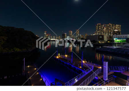 從萬豪豪華酒店 Mesm Tokyo 所在的 Waters Takeshiba 可以看到豐美和勝哄的夜景。 從萬豪豪華酒店 Mesm Tokyo 所在的 Waters Takeshiba 可以看到豐美和勝哄的夜景。 121347577