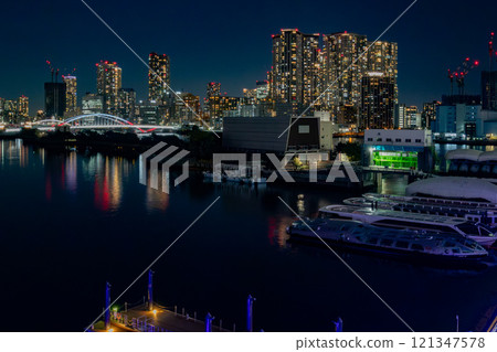 從萬豪豪華酒店 Mesm Tokyo 所在的 Waters Takeshiba 可以看到豐美和勝哄的夜景。 從萬豪豪華酒店 Mesm Tokyo 所在的 Waters Takeshiba 可以看到豐美和勝哄的夜景。 121347578
