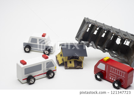 地震中建築物被摧毀,急救車輛趕赴現場 地震中建築物被摧毀,急救車輛趕赴現場 121347723
