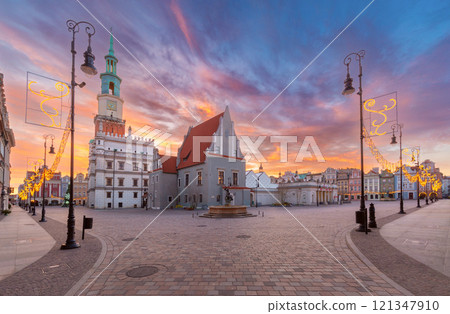 The medieval town hall building on the central square of Poznan at dawn. 121347910