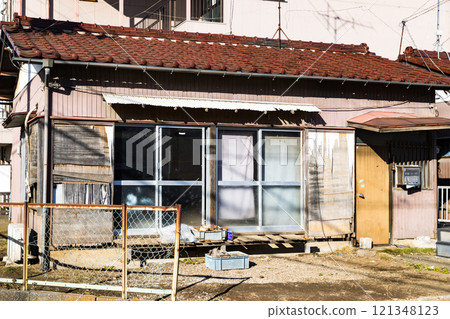 Showa retro vacant house 121348123