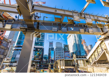 Tokyo cityscape in Japan: Year-end demolition of Shibuya Station west exit... Steel beams appear in the sky... Mysterious "totem pole" also popular... = 21st 121348439