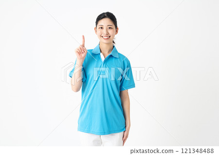 A young woman in a nursing profession showing points with her index finger 121348488