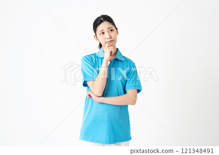 穿著馬球衫的女人思考 121348491