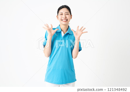 一位張開雙臂的護理行業女性 121348492