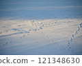 留在雪地裡的腳印 121348630