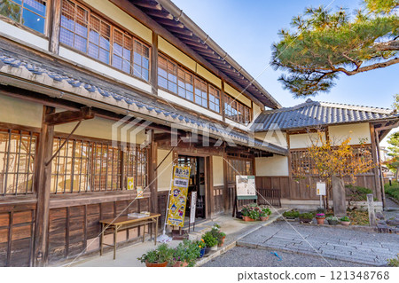 近江八幡傳統建築群保存區 舊半家宅邸（江戶初期富商的總部） 明治時期小學 121348768