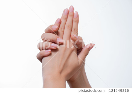 做凝膠指甲的女人的手 做凝膠指甲的女人的手 121349216