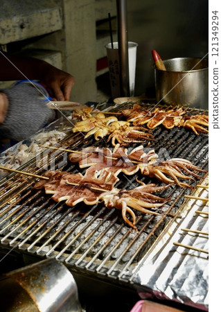 Taiwan night market, food stall image, grilled squid 121349294