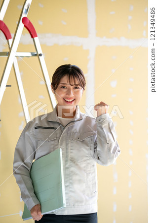 穿著工作服的日本女子做拳頭泵 121349486