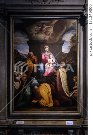 Altarpiece depicting Adoration of the Magi, work by Federico Zuccari in Cathedral of St. Martin in Lucca, Italy Altarpiece depicting Adoration of the Magi, work by Federico Zuccari in Cathedral of St. Martin in Lucca, Italy 121349800