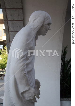 Statue of Mother Teresa, Skopje, Macedonia 121350957