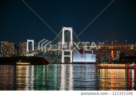 Sunset over Tokyo Bay, Rainbow Bridge and cityscape along the bay / Tokyo Sunset over Tokyo Bay, Rainbow Bridge and cityscape along the bay / Tokyo 121351108
