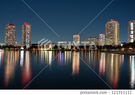 Sunset over Tokyo Bay, Rainbow Bridge and cityscape along the bay / Tokyo 121351111
