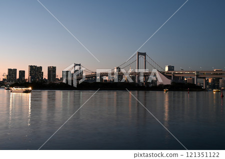 Sunset over Tokyo Bay, Rainbow Bridge and cityscape along the bay / Tokyo Sunset over Tokyo Bay, Rainbow Bridge and cityscape along the bay / Tokyo 121351122