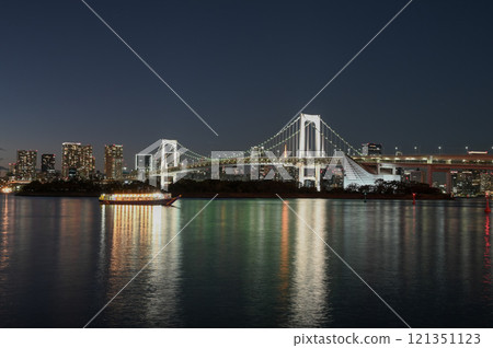 Sunset over Tokyo Bay, Rainbow Bridge and cityscape along the bay / Tokyo 121351123