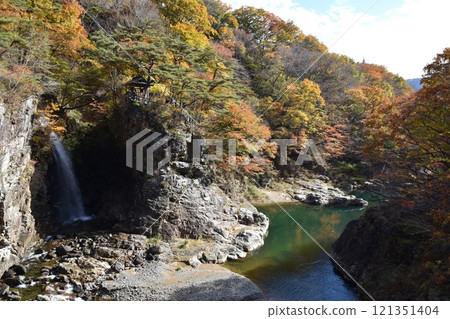 Beautiful autumn leaves at Ryuokyo Gorge, Tochigi 121351404