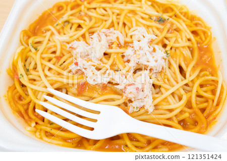 美味的雪蟹義大利麵佐番茄奶油醬 121351424