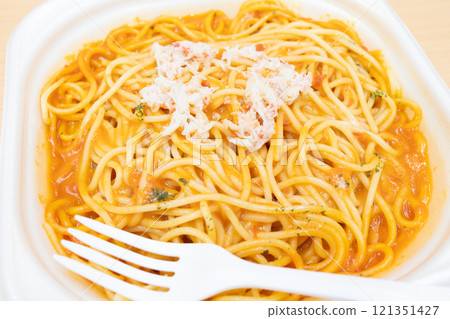 Delicious snow crab pasta with tomato cream sauce 121351427