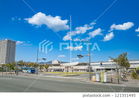 藍天的JR蒲郡站南口風景(愛知縣) 藍天的JR蒲郡站南口風景(愛知縣) 121351495