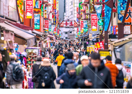 Tokyo cityscape in Japan: End of the year, Ameyoko bustling with foreign tourists and Kaminakacho parallel to it... Believing in a new era and tomorrow = 20th 121351839