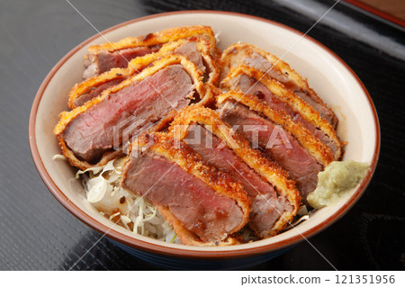 炸牛排碗 121351956