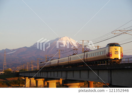 381系列八雲特快(日本國鐵塗裝)行駛在日野川上,背景是紅大山:連續鏡頭03/32,架空線支架的陰影清晰可見 381系列八雲特快(日本國鐵塗裝)行駛在日野川上,背景是紅大山:連續鏡頭03/32,架空線支架的陰影清晰可見 121352946