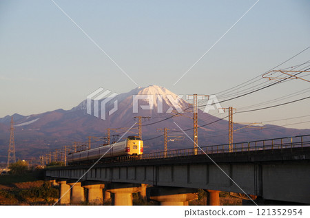 381系列八雲特快(日本國鐵塗裝)行駛在日野川上,背景是紅大山:連續拍攝 15/32 381系列八雲特快(日本國鐵塗裝)行駛在日野川上,背景是紅大山:連續拍攝 15/32 121352954
