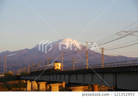 381系列八雲特快(日本國鐵彩色)行駛在日野川上,背景是紅大山:連續拍攝16/32 381系列八雲特快(日本國鐵彩色)行駛在日野川上,背景是紅大山:連續拍攝16/32 121352955
