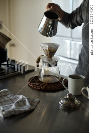 Brewing coffee with hand drip Brewing coffee with hand drip 121354103