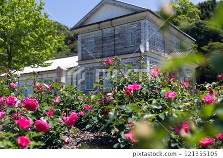 Western-style building and rose garden 121355105