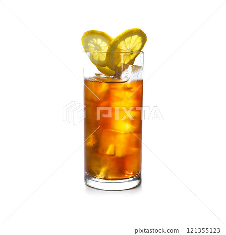 玻璃杯裡的冰檸檬茶，白色背景上的切口 121355123