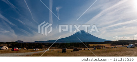 從日本靜岡縣富士宮市朝霧高原露營地欣賞冬季富士山的壯麗景色 從日本靜岡縣富士宮市朝霧高原露營地欣賞冬季富士山的壯麗景色 121355536