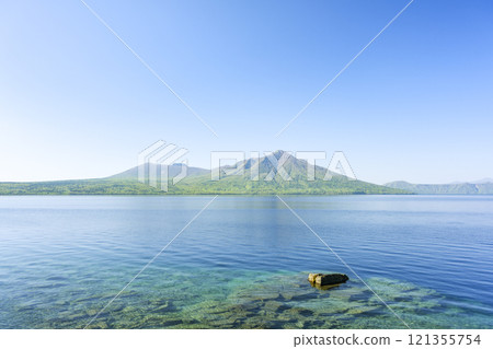 Fresh greenery of Lake Shikotsu, Mt. Tarumae, and Mt. Fuppushi, Chitose City 121355754