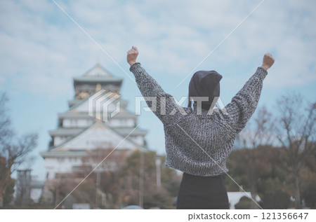 大阪城後景與快樂的女旅行者 121356647