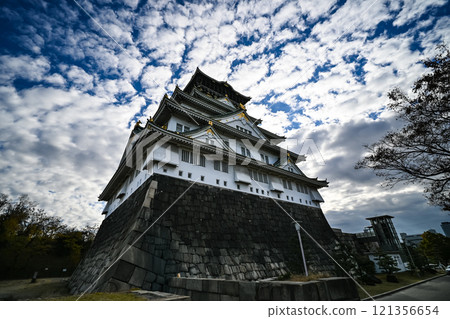 藍天和大阪城堡 121356654