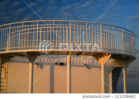 沐浴早晨陽光的渡輪觀景台-1 121356662