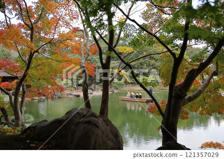栗林公園、南湖楓葉岸邊的秋葉、菊月亭前的日本船。 121357029