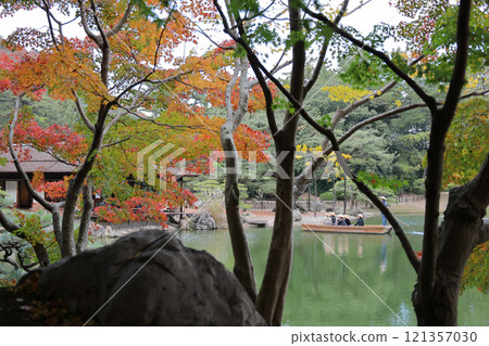 栗林公園、南湖楓葉邊的秋葉、菊月亭前的日本船之旅。 栗林公園、南湖楓葉邊的秋葉、菊月亭前的日本船之旅。 121357030