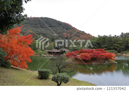 栗林公園南花園南湖、楓堤、楓島秋葉、鬼月亭 栗林公園南花園南湖、楓堤、楓島秋葉、鬼月亭 121357042