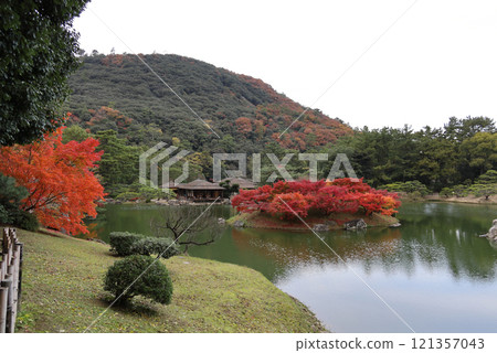 栗林公園南花園南湖、楓堤、楓島秋葉、鬼月亭 121357043