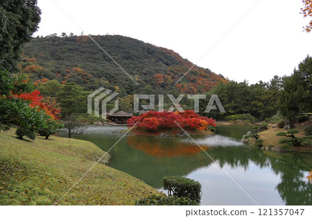 Ritsurin Garden South Lake, Maple Bank and Maple Island, and Kikugetsutei Pavilion 121357047