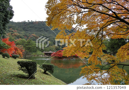栗林公園南花園南湖、楓堤、楓島秋葉、鬼月亭 栗林公園南花園南湖、楓堤、楓島秋葉、鬼月亭 121357049