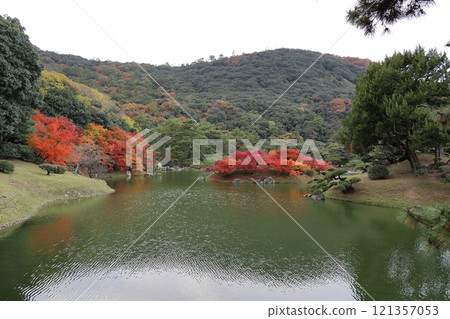 栗林公園南花園、南湖、楓堤、楓島的紅葉 栗林公園南花園、南湖、楓堤、楓島的紅葉 121357053