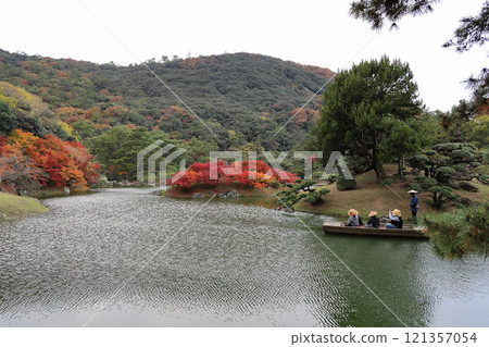 栗林公園南花園南湖、楓島楓橋秋葉、天入島日本船遊覽 栗林公園南花園南湖、楓島楓橋秋葉、天入島日本船遊覽 121357054