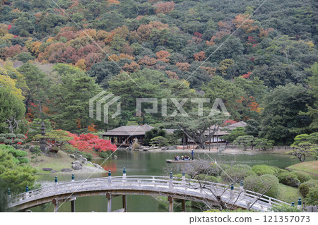 從栗林公園平峰眺望南湖（江月橋、獨王湯、天如島、仙莊、和船、楓出湯、鬼月亭） 121357073