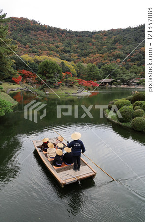 栗林公園的南花園南湖、日本遊船和楓葉海岸/楓樹秋葉、吉月亭 121357083