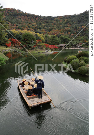 Ritsurin Garden's South Lake, a sightseeing boat and autumn leaves on the Kaede Bank and Kaede Island, Kikugetsutei Ritsurin Garden's South Lake, a sightseeing boat and autumn leaves on the Kaede Bank and Kaede Island, Kikugetsutei 121357084