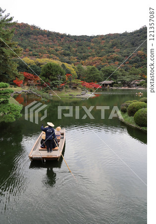栗林公園的南花園南湖、日本遊船和楓葉海岸/楓樹秋葉、吉月亭 121357087